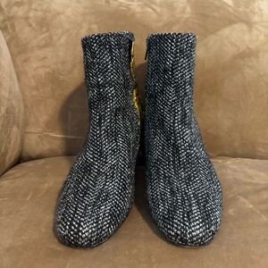 Coral blue women’s tweed Black and White Ankle Boots size 39‎